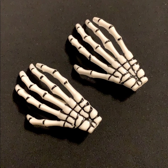 1 pair of skeletal hands hair clips - Picture 5 of 6